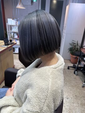 イロ(iro) 前下がりこっくりワンレンボブ