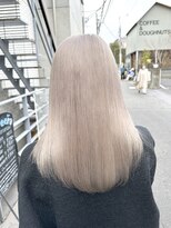 ホワイトブロンド  美髪　イメチェン　外ハネボブ　ワイドバング