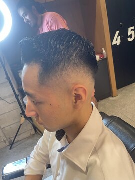 フランクスバーバー アンド ビアークラブ(FRANK'S BARBER and BEER CLUB) 刈り上げセンターパート/フェザーパーマ/サーフカール/有楽町