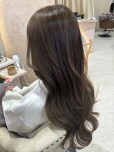 髪をなるべく綺麗に保てるようダメージレス施術をモットーに毎日のお手入れがしやすく、扱いやすい髪へ