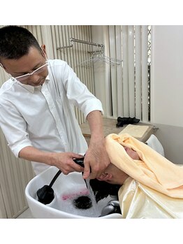 梁の写真/《理容室》仕事に向き合う男の休息地。43年の熟練技で、第一印象を「信頼」に変える格別の仕上がりを。