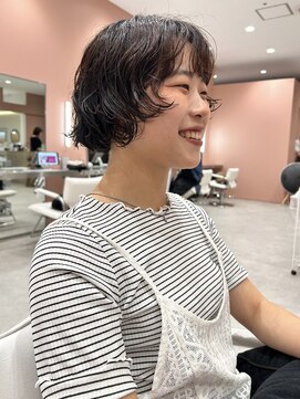 ケンジ 横浜(KENJE) 顔周りに入りこむクルクルパーマ