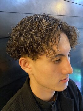 ディスイズバーバーセカンド(THIS IS BARBER 2nd) スパイラルパーマ センターパート オリーブアッシュベージュ