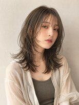 ミリール (Mireel)&nbsp;動きと抜け感で垢抜けるハッシュカットレイヤー×オリーブカラー