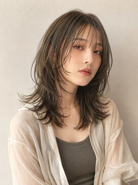 ミリール (Mireel) 動きと抜け感で垢抜けるハッシュカットレイヤー×オリーブカラー