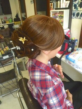 ヘアセットサロンエッジ(Edge) お着物でブライズメイドスタイル