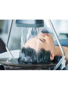 フルフラットのシャンプー台で、極上の時間を…♪髪のお悩みに合わせたヘッドスパで極上の癒しを★