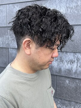 ヒュイル バイ ニアウ(Hwyl by Niau) メンズセンターパートツイストスパイラルパーマニュアンスパーマ