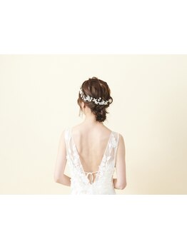 プロのヘアメイクで1日中崩れにくいスタイルに！普段とは違うワンランク上のスタイルをご提案♪