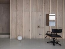 アンシャレット(un chalet)の雰囲気（木目調の壁で非日常のゆったりとした空間です♪）