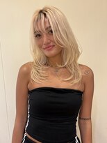 ビュートリアム265(BEAUTRIUM 265)&nbsp;ハイレイヤーカット/シースルーバング/くびれミディ全頭ブリーチ