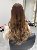 シールエクステを使ったミルクティーベージュのロングヘア