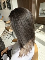 リバレッジ 広尾(Leverage)&nbsp;細めハイライトシルキーアッシュ【広尾/恵比寿】担当：柴崎 麻緒