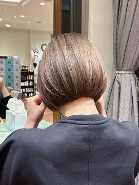 ビュートリアム 梅田(BEAUTRIUM) ミニボブ/ショートボブ/耳かけショート/前下がり/内巻き/茶屋町