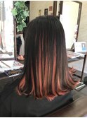 ミディアムボブ　外ハネアレンジ　インナーカラー