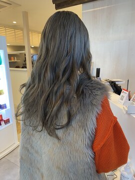 プラス ファースト ヘア(Plus 1st) アッシュグレー×ミックス巻き