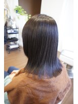 ドゥージングヘアースクラッチ(Dozing Hair Scratch) 大人の艶髪ミディアムローレイヤーカット