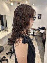 キキ(kiki) 【shiori】ロングのゆるパーマスタイル