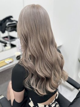 リア(riah)の写真/大人気の艶カラーとカットがトリートメント付でも¥7900!?魅力的なスタイルがプチプラで叶えられる◎