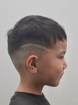 アストロ(ASTRO) キッズラインフェードカット男の子カットおしゃれキッズ
