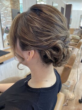 ヴィサージュクルー(VISAGE crew) 控えめシンプルなシニヨンデザイン!