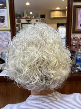美容室 ラ ポチム グレイヘアウェーブパーマ