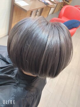 セルフィッシュヘアー(Selfish hair) ショートボブ×シルバーグレージュ
