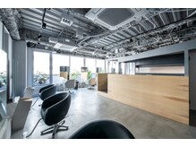 ニーィ バイ カータ(Niii by CARTA)の雰囲気（明るくスタイリッシュな店内）