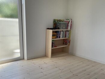 トトラ ヘア(totora hair)の写真/子育てや育児に忙しいママやパパも大歓迎☆キッズスペースあり/駐車場完備◎施術の合間に移動や飲食OK！