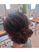 ビスポーク(BESPOKE)&nbsp;20代30代40代♪大人可愛いブラウンカラーゆるふわシニョン