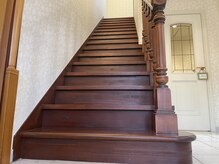 クラウンプリンセス(Crown Princess)の雰囲気（アンティーク調の内観で階段を上がって3Ｆがヘアサロン。）