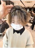 大人ハイライトグレージュハンサムショート前髪あり