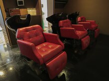 サムサラ 飯山満店(Samsara)の雰囲気（シャンプー台に座って頂くと目の前には大きなプロジェクターが☆）
