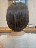 少しの段差でフォルムをつくるショートボブデザイン！