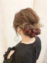 ブルームス アンジュ(Blooms Unge) インナーカラーを生かしたシニヨン