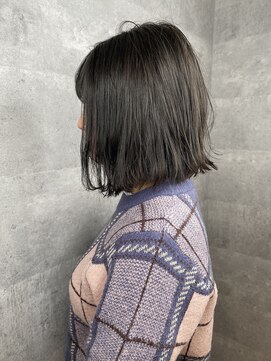 アンダーバーホワイト 天王寺阿倍野店(_WHITE) 切りっぱなしボブ_カーキアッシュ_外ハネ_大人ミディ