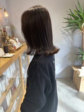 キュー(CEU) 暗めベージュ×外ハネ切りっぱなしボブ