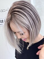テラ 仙台(Tera)&nbsp;40. バレイヤージュ/シルバー/切りっぱなしボブ/顔周り