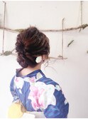 ミディアムヘアさんのふんわりくるりんぱでシンプルシニヨン