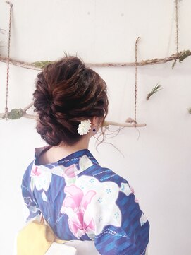 ヘアセットサロンエッジ(Edge) ミディアムヘアさんのふんわりくるりんぱでシンプルシニヨン