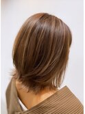 ソフト外ハネスタイル　ブラウンベージュハイライト