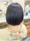 大人可愛い艶感グレージュ切りっぱなしミディアム