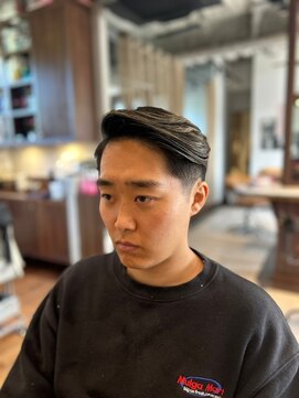 ザマンリバレッジニューヨーク(THE MAN LeverageNewYork) 大人外国人風メンズ刈り上げサイドパート：安良城　瑠夏