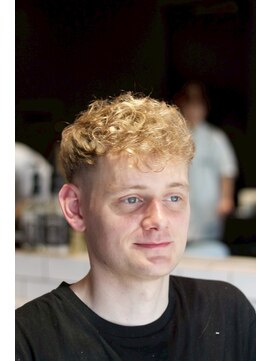 キングスマントーキョー 多摩センター2nd(KINGSMAN TOKYO) パーマ×フェードスタイル