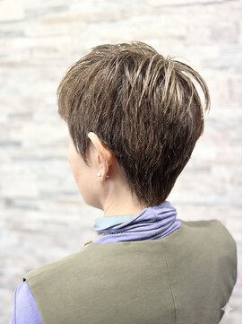 ヴィソップ(V.S.O.P) ハイトーンで魅せるアシンメトリーショートの存在感