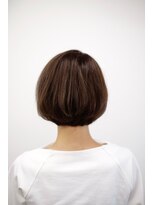 バングス(bangs)&nbsp;フォルム重視の首元スッキリショートボブスタイル。