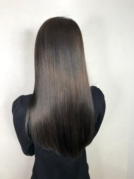 アンダーバーホワイト 大阪上本町店(_WHITE)の写真/【髪質改善＆デザイン】溢れ出す艶…!!色んな種類のトリートメントを取り揃え、あなたに最適な薬剤を選定！