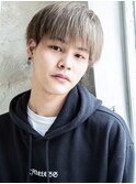 ホワイトベージュ×シンプルなおしゃれショート