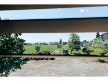 ピーク(PEAK)の雰囲気（店内の窓から見えるのどかな田園）