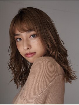 エラ(ELLA) 明るめ暖色カラーで引き出す健康的な美しさ